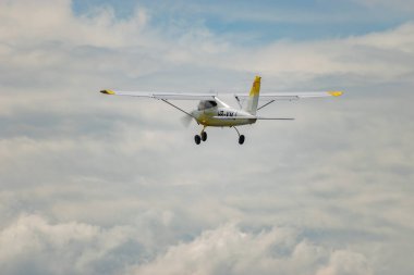 Wangen-Lachen, İsviçre, 26 Mayıs 2024 HB-KMJ Tecnam P2008-JC pervane uçağı küçük bir havaalanından kalkıyor.