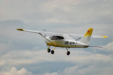 Wangen-Lachen, İsviçre, 26 Mayıs 2024 HB-KMJ Tecnam P2008-JC pervane uçağı küçük bir havaalanından kalkıyor.