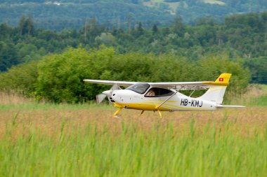 Wangen-Lachen, İsviçre, 26 Mayıs 2024 HB-KMJ Tecnam P2008-JC pervane uçağı küçük bir havaalanından kalkıyor.