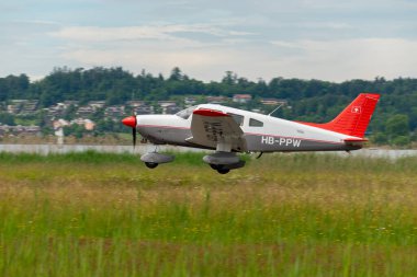 Wangen-Lachen, İsviçre, 26 Mayıs 2024 HB-PPW Piper PA-28 Archer II pervane uçağı küçük bir havaalanından kalkıyor.