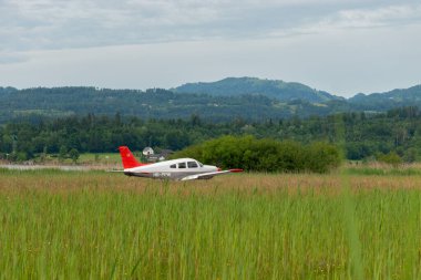 Wangen-Lachen, İsviçre, 26 Mayıs 2024 HB-PPW Piper PA-28 Archer II pervane uçağı küçük bir havaalanından kalkıyor.