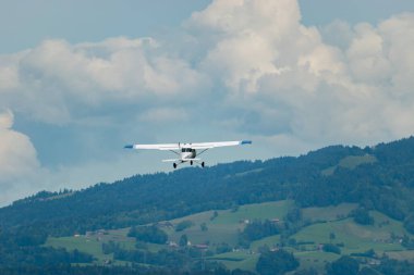 Wangen-Lachen, İsviçre, 26 Mayıs 2024 HB-CNS Reims Cessna F152 pervane uçağı küçük bir havaalanından kalkıyor.