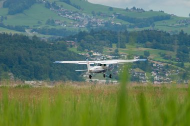 Wangen-Lachen, İsviçre, 26 Mayıs 2024 HB-CNS Reims Cessna F152 pervane uçağı küçük bir havaalanından kalkıyor.