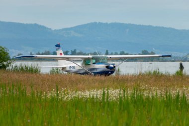 Wangen-Lachen, İsviçre, 26 Mayıs 2024 HB-CNS Reims Cessna F152 pervane uçağı küçük bir havaalanından kalkıyor.