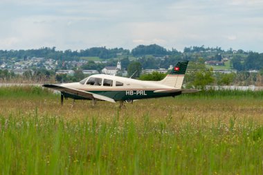 Wangen-Lachen, İsviçre, 26 Mayıs 2024 HB-PRL Piper PA-28-161 pervane uçağı küçük bir havaalanında