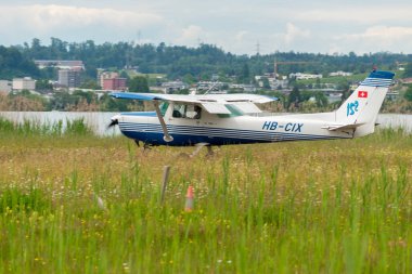 Wangen-Lachen, İsviçre, 26 Mayıs 2024 HB-CIX Cessna F152 pervaneli uçağını küçük bir havaalanına indirdi.