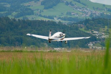 Wangen-Lachen, İsviçre, 26 Mayıs 2024 HB-DIA Mooney M20J pervane uçağı küçük bir havaalanından kalkıyor.