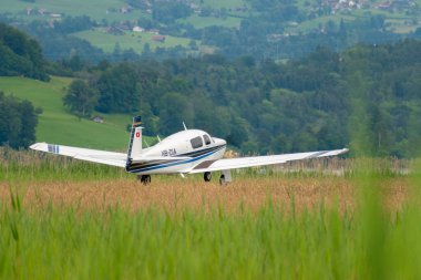 Wangen-Lachen, İsviçre, 26 Mayıs 2024 HB-DIA Mooney M20J pervane uçağı küçük bir havaalanından kalkıyor.