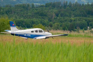 Wangen-Lachen, İsviçre, 26 Mayıs 2024 HB-PKK Piper PA-28-Archer II pervane uçağı küçük bir havaalanına iniyor