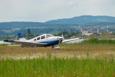 Wangen-Lachen, İsviçre, 26 Mayıs 2024 HB-PKK Piper PA-28-Archer II pervane uçağı küçük bir havaalanına iniyor