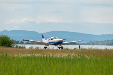 Wangen-Lachen, İsviçre, 26 Mayıs 2024 HB-PKK Piper PA-28-Archer II pervane uçağı küçük bir havaalanına iniyor