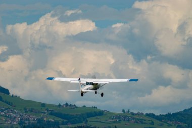 Wangen-Lachen, İsviçre, 26 Mayıs 2024 HB-CIY Cessna F152 pervane uçağı küçük bir havaalanından kalkıyor.