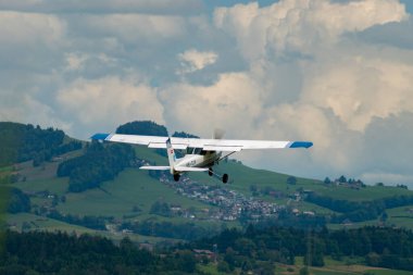 Wangen-Lachen, İsviçre, 26 Mayıs 2024 HB-CIY Cessna F152 pervane uçağı küçük bir havaalanından kalkıyor.