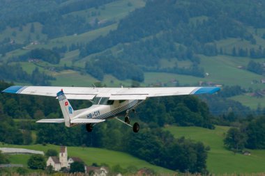 Wangen-Lachen, İsviçre, 26 Mayıs 2024 HB-CIY Cessna F152 pervane uçağı küçük bir havaalanından kalkıyor.