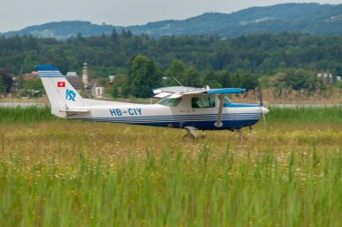 Wangen-Lachen, İsviçre, 26 Mayıs 2024 HB-CIY Cessna F152 pervane uçağı küçük bir havaalanından kalkıyor.