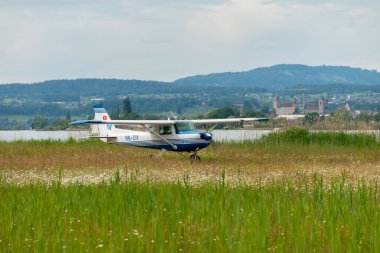 Wangen-Lachen, İsviçre, 26 Mayıs 2024 HB-CIY Cessna F152 pervane uçağı küçük bir havaalanından kalkıyor.