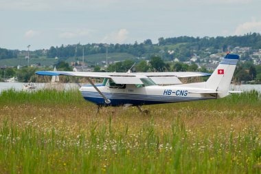 Wangen-Lachen, İsviçre, 26 Mayıs 2024 HB-CNS Cessna F152 pervaneli uçağını küçük bir havaalanına indirdi.