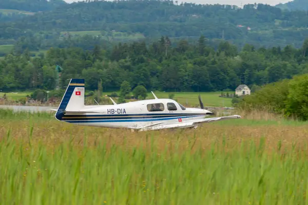 stock image Wangen-Lachen, Switzerland, May 26, 2024 HB-DIA Mooney M20J propeller plane is arriving on a small airfield