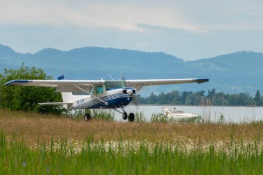 Wangen-Lachen, İsviçre, 26 Mayıs 2024 HB-CNS Cessna F152 pervaneli uçağını küçük bir havaalanına indirdi.