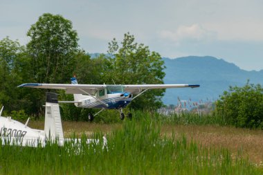 Wangen-Lachen, İsviçre, 26 Mayıs 2024 HB-CNS Cessna F152 pervaneli uçağını küçük bir havaalanına indirdi.