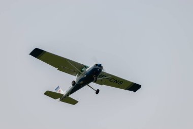 Wangen-Lachen, İsviçre, 26 Mayıs 2024 HB-CNS Cessna F152 pervaneli uçağı küçük bir havaalanının üzerinde.