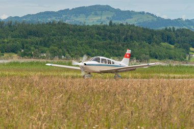 Wangen-Lachen, İsviçre, 26 Mayıs 2024 HB-PKF Piper PA-28-236 pervaneli uçak