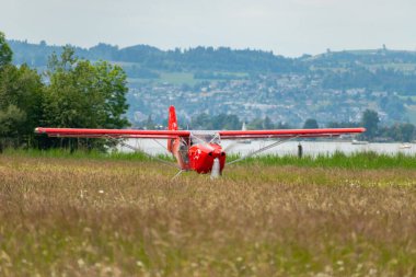 Wangen-Lachen, İsviçre, 26 Mayıs 2024 HB-YPO Kitfox Serisi 7 Super Sport pervane uçağı küçük bir havaalanında