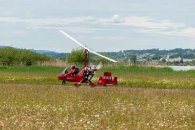 Wangen-Lachen, İsviçre, 26 Mayıs 2024 HB-WGW Magni M-16C Tandem Trainer Gyro küçük bir havaalanından ayrılıyor.