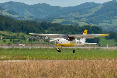 Wangen-Lachen, İsviçre, 26 Mayıs 2024 HB-KMJ Tecnam P2008-JC pervane uçağı küçük bir havaalanına iniyor.