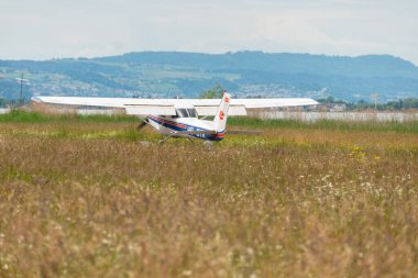 Wangen-Lachen, İsviçre, 26 Mayıs 2024 HB-CYX Cessna 152 pervaneli uçak küçük bir havaalanına iniyor.