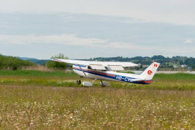 Wangen-Lachen, İsviçre, 26 Mayıs 2024 HB-CYX Cessna 152 pervaneli uçak küçük bir havaalanına iniyor.