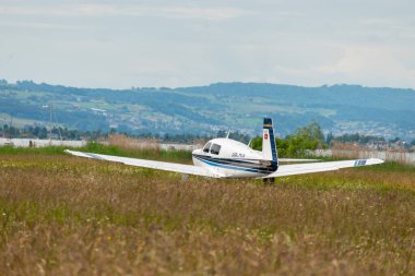 Wangen-Lachen, İsviçre, 26 Mayıs 2024 HB-DIA Mooney Mooney M20J pervaneli uçak küçük bir havaalanında