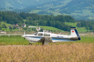 Wangen-Lachen, İsviçre, 26 Mayıs 2024 HB-DIA Mooney Mooney M20J pervaneli uçak küçük bir havaalanında