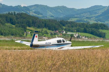 Wangen-Lachen, İsviçre, 26 Mayıs 2024 HB-DIA Mooney Mooney M20J pervaneli uçak küçük bir havaalanında