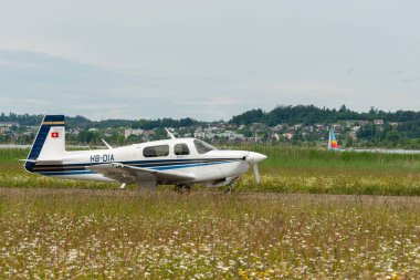 Wangen-Lachen, İsviçre, 26 Mayıs 2024 HB-DIA Mooney Mooney M20J pervaneli uçak küçük bir havaalanında