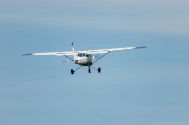 Wangen-Lachen, İsviçre, 26 Mayıs 2024 HB-CNS Reims Cessna F152 pervane uçağı küçük bir havaalanından kalkıyor.