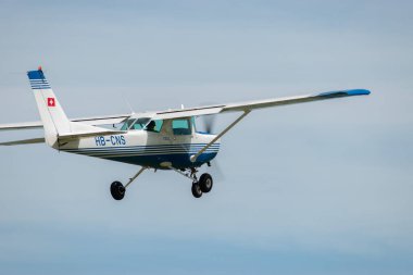 Wangen-Lachen, İsviçre, 26 Mayıs 2024 HB-CNS Reims Cessna F152 pervane uçağı küçük bir havaalanından kalkıyor.