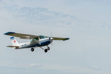 Wangen-Lachen, İsviçre, 26 Mayıs 2024 HB-CNS Reims Cessna F152 pervane uçağı küçük bir havaalanından kalkıyor.