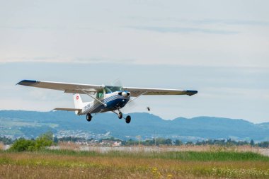 Wangen-Lachen, İsviçre, 26 Mayıs 2024 HB-CNS Reims Cessna F152 pervane uçağı küçük bir havaalanından kalkıyor.