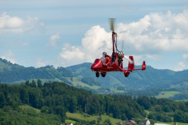 Wangen-Lachen, İsviçre, 26 Mayıs 2024 HB-WGW Magni M-16C Tandem Trainer gyro küçük bir havaalanına geliyor.