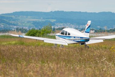 Wangen-Lachen, İsviçre, 26 Mayıs 2024 HB-PMG Piper PA-28 Archer II pervane uçağı küçük bir havaalanına iniyor.
