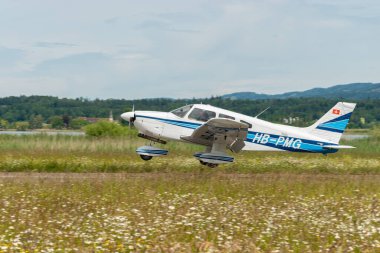 Wangen-Lachen, İsviçre, 26 Mayıs 2024 HB-PMG Piper PA-28 Archer II pervane uçağı küçük bir havaalanına iniyor.