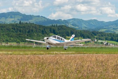 Wangen-Lachen, İsviçre, 26 Mayıs 2024 HB-PMG Piper PA-28 Archer II pervane uçağı küçük bir havaalanına iniyor.