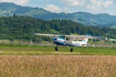 Wangen-Lachen, İsviçre, 26 Mayıs 2024 HB-CIY Cessna F152 pervane uçağı küçük bir havaalanına iniyor.