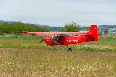 Wangen-Lachen, İsviçre, 26 Mayıs 2024 HB-YPO Kitfox Serisi 7 Super Sport pervane uçağı küçük bir havaalanına iniyor.
