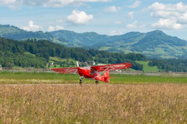Wangen-Lachen, İsviçre, 26 Mayıs 2024 HB-YPO Kitfox Serisi 7 Super Sport pervane uçağı küçük bir havaalanına iniyor.