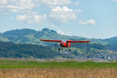 Wangen-Lachen, İsviçre, 26 Mayıs 2024 HB-YPO Kitfox Serisi 7 Super Sport pervane uçağı küçük bir havaalanına iniyor.