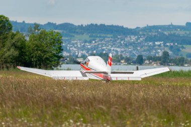 Wangen-Lachen, İsviçre, 26 Mayıs 2024 HB-SFF Jodel D140C Mousquetaire III pervane uçağı küçük bir havaalanına iniyor.