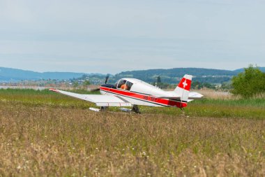Wangen-Lachen, İsviçre, 26 Mayıs 2024 HB-SFF Jodel D140C Mousquetaire III pervane uçağı küçük bir havaalanına iniyor.
