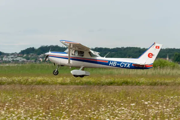 Wangen-Lachen, İsviçre, 26 Mayıs 2024 HB-CYX Cessna 152 pervaneli uçak küçük bir havaalanına iniyor.